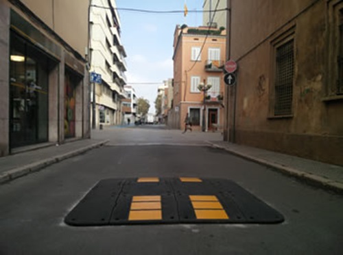 L'Ajuntament de Vilanova instal·la un coixí berlinès al carrer d'Albert Virella. Ajuntament de Vilanova