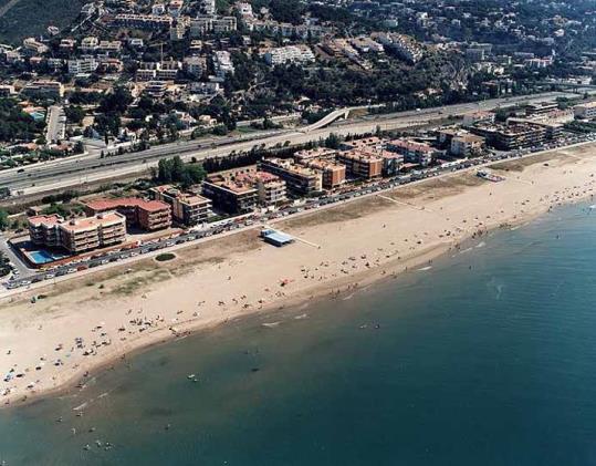 L’Ajuntament demana a la Generalitat la retirada d’una tanca publicitària a Les Botigues. Ajuntament de Sitges