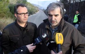 L'alcalde de Bonastre, David Godall, i el d'Albinyana, Joaquim Nin, atenent els mitjans de comunicació