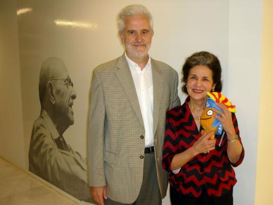 L’alcalde del Vendrell entrega un Tarracus, mascota dels Jocs Mediterranis Tarragona 2017, a Marta Casals Istomin. Ajuntament del Vendrell