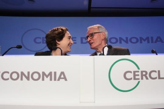 L''alcaldessa de Barcelona, Ada Colau, mirant-se amb el president del Cercle d'Economia, Antón Costas. ACN