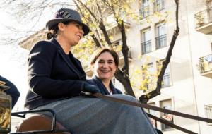 L'alcaldessa de Barcelona, Ada Colau, somriu dalt d'un carruatge a la Festa dels Tres Tombs de Sant Andreu. ACN