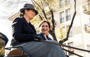 L'alcaldessa de Barcelona, Ada Colau, somriu dalt d'un carruatge a la Festa dels Tres Tombs de Sant Andreu. ACN
