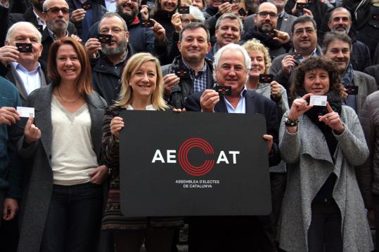 L''alcaldessa de Girona, Marta Madrenas, (esquerra) al costat de la presidenta de l'AMI, Neus Lloveras, aquest 28 de novembre de 2016. ACN