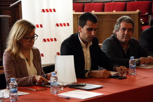 L'alcaldessa de Vilanova i la Geltrú, Neus Lloveras, l'alcalde de Cardona, Ferran Estruch, i l'actual president de l'AMI i alcalde de Montblanc. ACN