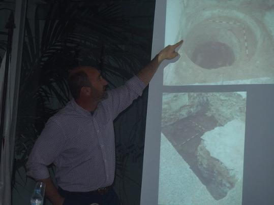 L’arqueòleg Joan Garcia Targa explica les darreres troballes arqueològiques a Sitges. Ajuntament de Sitges