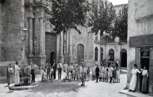 L’Arxiu del Baix Penedès felicita el Nadal amb una foto històrica de la plaça Vella del Vendrell. Arxiu Comarcal
