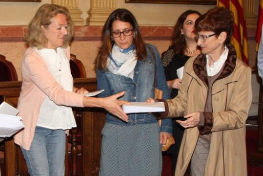 L'Associació de malalts de Crohn i Colitis Ulcerosa, entregant els distintius del projecte 'No puc esperar!' a Vilanova. ACN