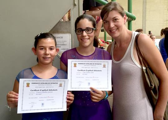 Laura Cañellas i Laia Tomàs amb el diploma nivell A. Eix