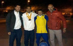 L'entrenador Benito Nogales amb els seus atletes a Sabadell. Eix