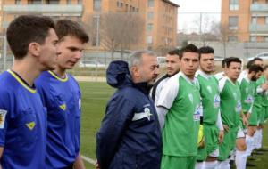 L'entrenador sirià Osama Abdul Mohsen, envoltat dels jugadors que han disputat el partit benèfic a Sant Cugat. ACN