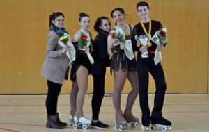 L'entrenadora Ainhoa Güixens amb els patinadors del CPA Vendrell. Eix