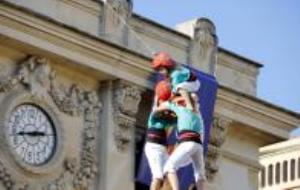 L'enxaneta corona el 3 de 9 amb folre i agulla dels Castellers de Vilafranca