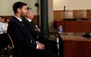 Leo Messi i el seu pare, Jorge Horacio Messi, a la sala de l'Audiència de Barcelona. Pool EFE