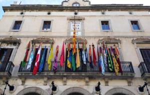 Les banderes de les Comparses, penjades al balcó de l'Ajuntament de Vilanova amb motiu del Saló del Carnaval. Ajuntament de Vilanova