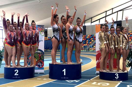 Les gimnastes cadets del CR Vilafranca al pòdium en segona posició . Eix