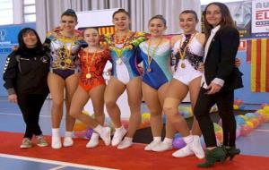 Les gimnastes del Club Rítmica Vilafranca amb les seves entrenadores. Eix