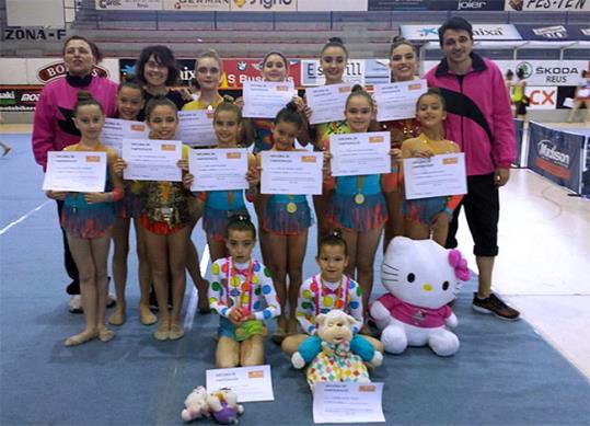 Les gimnastes del CR Vendrell amb els seus entrenadors. Eix