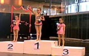 Les gimnastes prebenjamines al pòdium. Eix