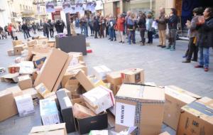 Les Jornades Solidàries de Sitges enderroquen simbòlicament un mur de cartrons, pels refugiats. Ajuntament de Sitges