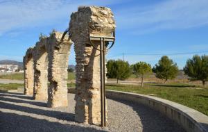 Les restes de l'aqüeducte romà a Sant Jaume dels Domenys