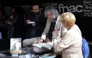 L'escriptor Víctor Amela amb una lectora en una parada de Plaça Catalunya. ACN