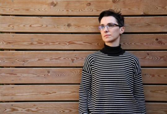 L'escriptora Bel Olid, recolzada en una paret durant una entrevista amb l'ACN al març de 2016. ACN