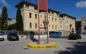 L´estacio de Renfe de Sant Sadurní amb l´autoús al fons. Eix