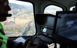 L'helicòpter del Servei Català de Trànsit intensificarà els controls per detectar i sancionar l'ús del mòbil al volant. ACN