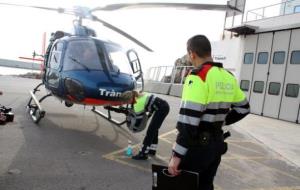 L'helicòpter del Servei Català de Trànsit intensificarà els controls per detectar i sancionar l'ús del mòbil al volant