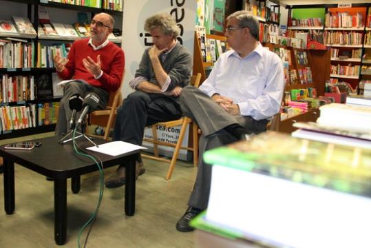 L'impulsor del documental 'Els dies i els llibres', Carmel Carrillo, del realitzador Pep Puig i del regidor de Cultura de Vilafranca, Raimon Gusi. ACN