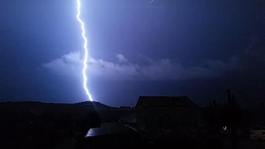 Llamp molt potent capturat la passada nit a Viladellops, Olèrdola . Francisco Lorenzo