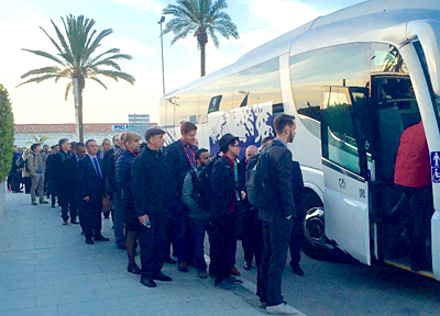 Llargues cues a les portes dels hotels de Sitges. Eix