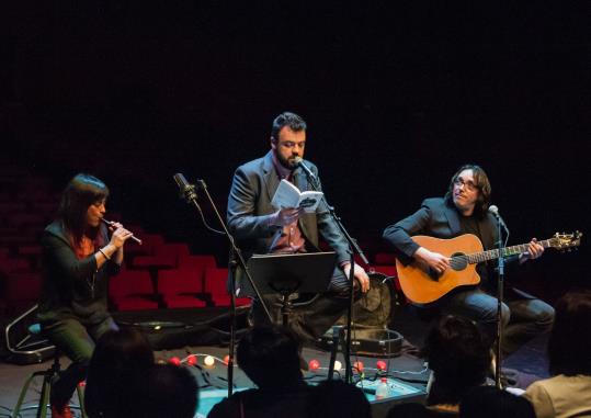 L’obra (Siempre) serás casa en mis bolsillo, un recital músico-poètic . EIX