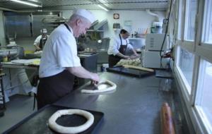 L'obrador de la Pastisseria Miró de Castellterçol, en ple procés d'elaboració dels tortells de Reis. ACN