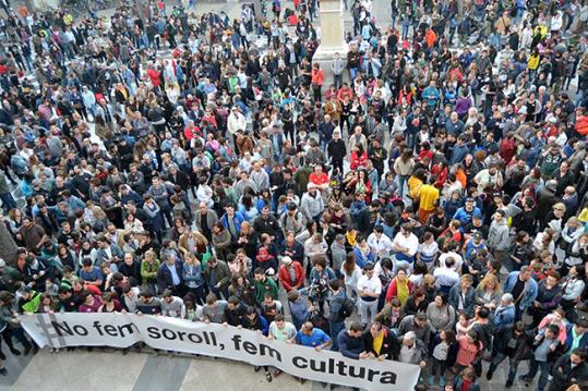 Manifestació de la campanya 'No fem soroll, fem Cultura'. Eix