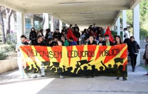 Manifestació d'estudiants propera al Rectorat en contra del model 3+2 en la segona jornada de vaga a la UAB. ACN