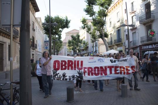 Manifestació i performance de la plataforma Stop Mare Mortum Garraf. Stop Mare Mortum Garraf