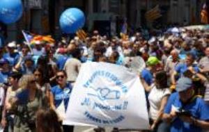 Manifestants i globus 'Lo riu és vida' en la manifestació al centre de l'Ebre en defensa de l'Ebre