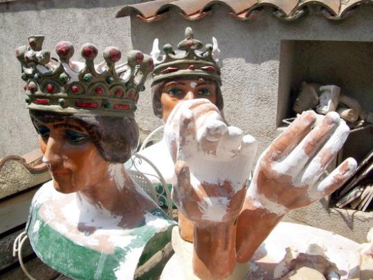 Mans i caps de gegant en ple procés de restauració. FAAOC