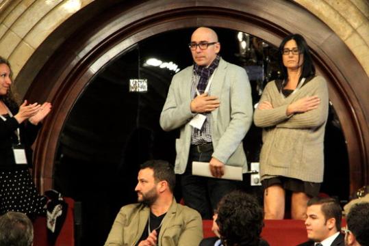 Manuel Barbero i la seva esposa, pares que van denunciar abusos al seu fill, mostrant-se agraïts al ple del Parlament per la moció aprovada. ACN