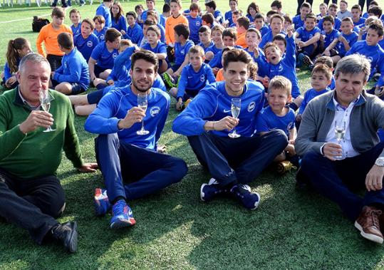 Marc Bartra a la presentació de l'escola de futbol. Eix