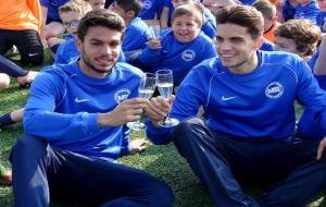 Marc Bartra a la presentació de l'escola de futbol