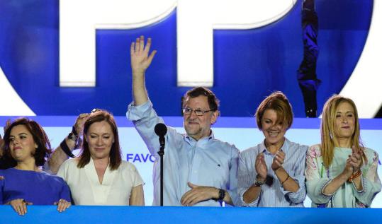 Mariano Rajoy al balcó del PP celebrant la victòria. Eix