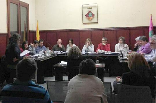 Marta de Lamo, membre de PA-CUP i militant del SEPC defensant la moció. Eix