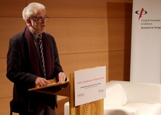 Martí Carnicer durant la conferència a l'Auditori petit de l'EMMPAC. Eix