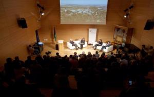 Martí Carnicer durant la conferència a l'Auditori petit de l'EMMPAC