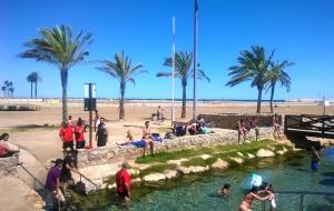 Màstil a l'entrada de la platja per la capçalera del Riuet també sense bandera verda, ni groga, ni vermella