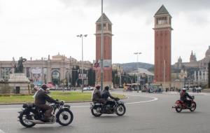 Més d'una setantena de cotxes i motos d'època recorren per les Costes del Garraf el trajecte entre Barcelona i Sitges. 