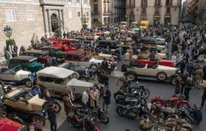 Més d'una setantena de cotxes i motos d'època recorren per les Costes del Garraf el trajecte entre Barcelona i Sitges. 